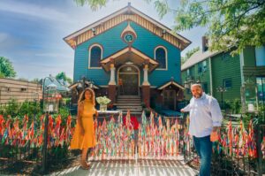 Leia mais sobre o artigo Restaurante brasileiro nos EUA recria fachada da Igreja do Senhor do Bonfim com 30 mil fitinhas