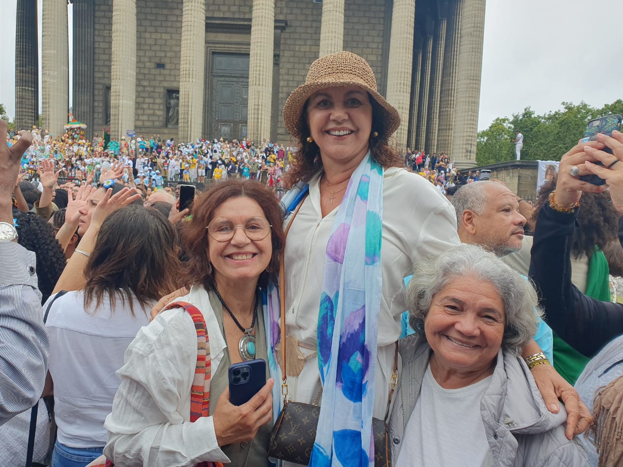 No momento, você está visualizando Presença baiana: Ozana Barreto marca presença na tradicional Lavagem da Madeleine