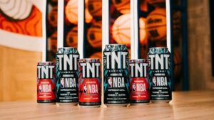 Leia mais sobre o artigo TNT Energy Drink acelera a expansão no universo do basquete com embalagens exclusivas temáticas da NBA no Brasil