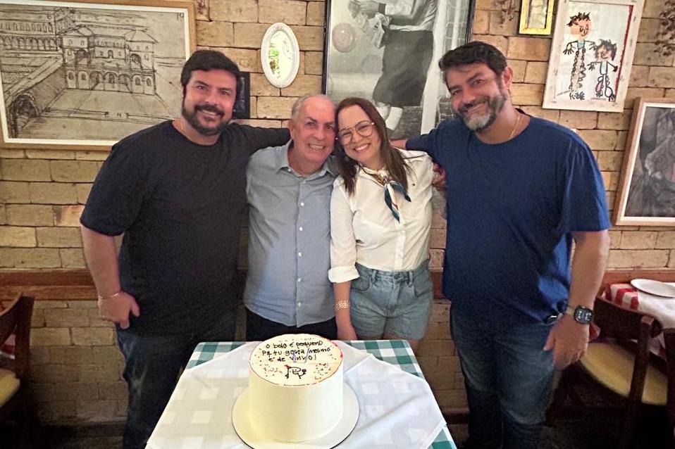 No momento, você está visualizando Zé Henriques brinda a vida ao lado de amigos e familiares na Cantina Buona Amici