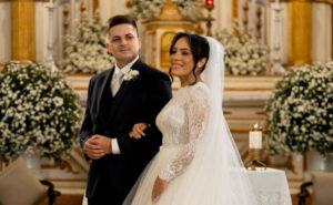 Leia mais sobre o artigo Anna Carolline Leone e Luiz Américo Albiani Jr. trocaram votos em cerimônia marcada por elegância e amor