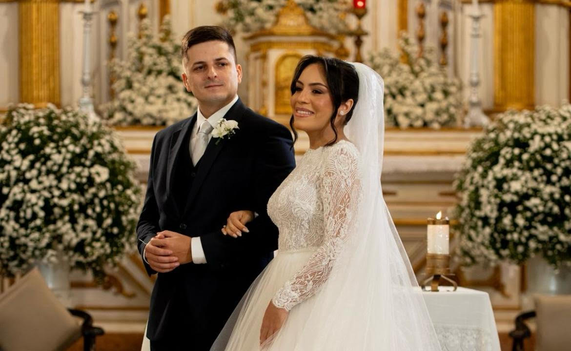 No momento, você está visualizando Anna Carolline Leone e Luiz Américo Albiani Jr. trocaram votos em cerimônia marcada por elegância e amor