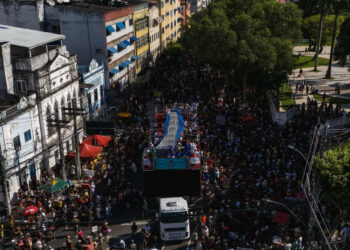 Caminhada do Samba arrasta cerca de 800 mil pessoas pelas ruas de Salvador