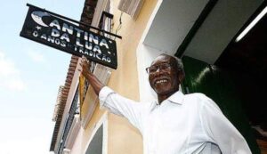 Leia mais sobre o artigo Cantina da Lua marca os 40 anos do tombamento do Centro Histórico com cerimônia de instalação de placa comemorativa
