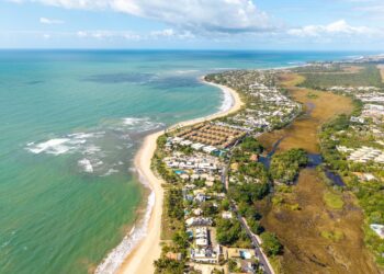 Selo Bandeira Azul na Praia da Espera favorece valorização imobiliária em Itacimirim