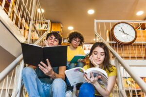 Leia mais sobre o artigo O hábito de leitura entre jovens e adolescentes apresenta queda no Brasil e exige atenção de escolas e famílias