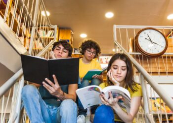O hábito de leitura entre jovens e adolescentes apresenta queda no Brasil e exige atenção de escolas e famílias