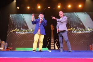 Leia mais sobre o artigo Troféu Armandinho & Irmãos Macêdo celebra a música baiana com guitarra como símbolo do prêmio