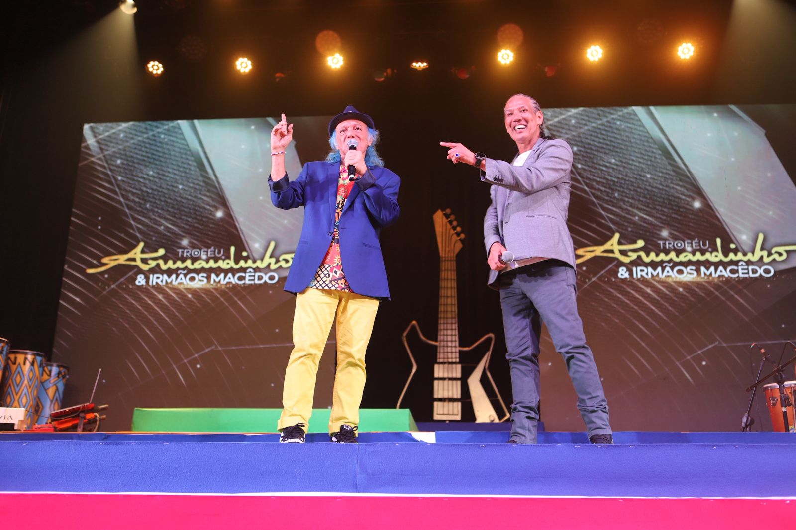 No momento, você está visualizando Troféu Armandinho & Irmãos Macêdo celebra a música baiana com guitarra como símbolo do prêmio