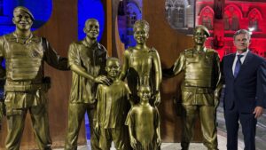 Leia mais sobre o artigo Escultura assinada por André Moreno celebra 200 anos da Polícia Militar da Bahia