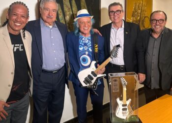 Armandinho e Band Bahia homenageiam Johnny Saad com Troféu Armandinho & Irmãos Macêdo