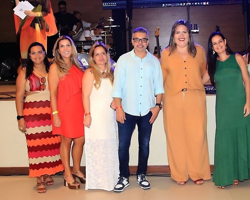 No momento, você está visualizando Destino Baixio recebe revista Yacht Mais para lançamento de nova edição