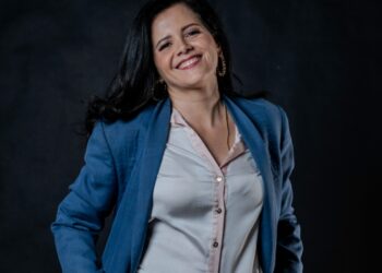 Atriz e jornalista lança curso de oratória com técnicas de teatro e do telejornalismo.