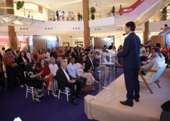 Abertura do 17º Salão Imobiliário da Bahia levou autoridades e empresários  para a praça central do Salvador Shopping