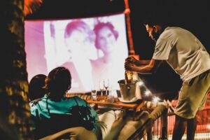 Leia mais sobre o artigo Blue Praia celebra Dia dos Namorados com cinema ao ar livre, redes flutuantes e luz de velas