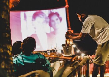 Blue Praia celebra Dia dos Namorados com cinema ao ar livre, redes flutuantes e luz de velas