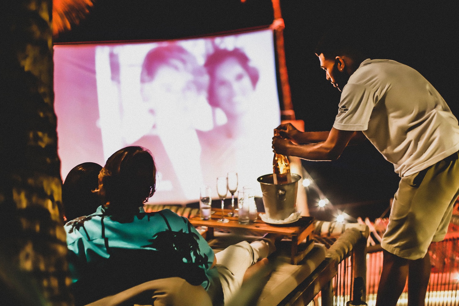 No momento, você está visualizando Blue Praia celebra Dia dos Namorados com cinema ao ar livre, redes flutuantes e luz de velas
