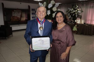 Leia mais sobre o artigo Kelsor Fernandes, ao lado de Cassia, recebeu a Comenda 2 de Julho, maior honraria da ALBA