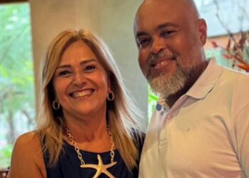 Teila Bendocchi e Ramon Barreto em celebração especial na Praia do Forte
