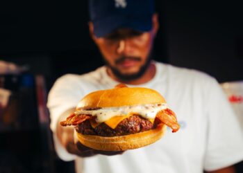 Zevo Burger chega a Salvador com proposta de resgatar a tradição das hamburguerias clássicas